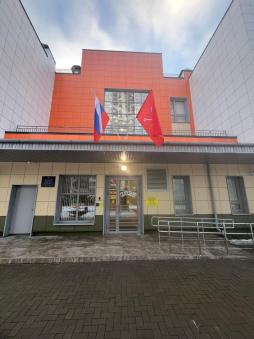 Образовательное учреждение расположено в 3-х этажном здании расположено в районе современной высотной жилой застройки. Территория огорожена забором, каждая группа имеет оборудованную площадку для прогулок.
В корпусе ДОУ имеется 12 групповых помещений (все со спальнями), кабинет педагога-психолога, учебные классы для дополнительных образовательных услуг, спортивный и музыкальный зал, бассейн, пищеблок, прачечная, методический кабинет, административные кабинеты, медицинский блок.